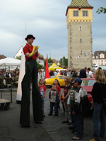 Ballonknstler auf Stelzen Ballone