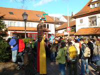 ballonknstler auf stelzen in aalen